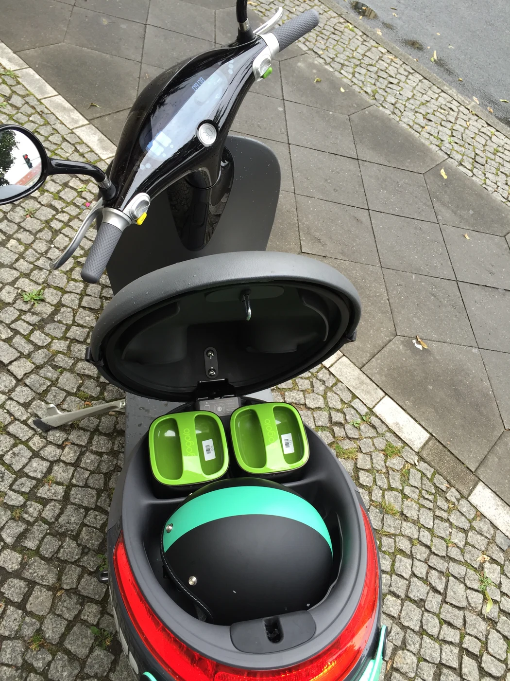 Duas baterias removíveis sob o banco aberto de uma scooter elétrica Gogoro