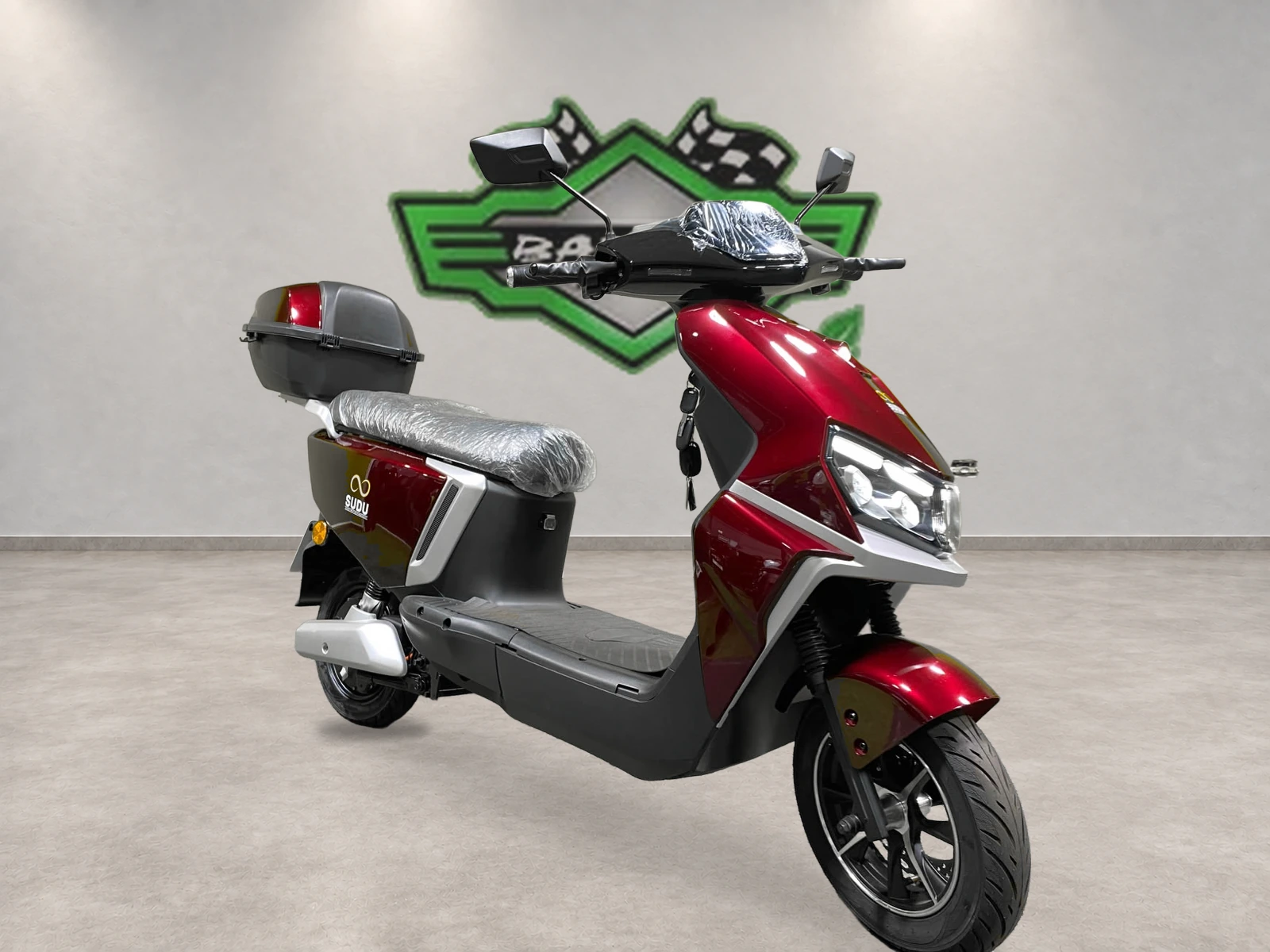 Scooter vinho com baú — Vista direita
