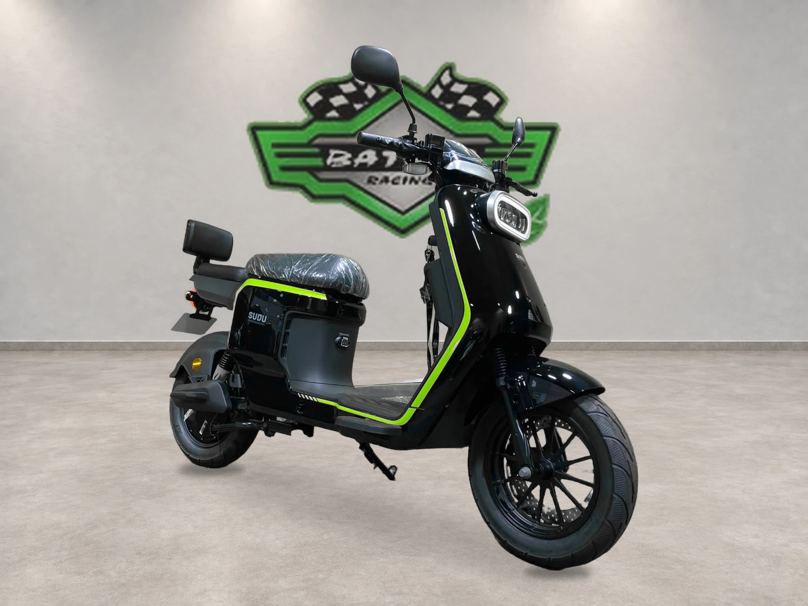 Scooter preta com detalhes verdes — Vista direita