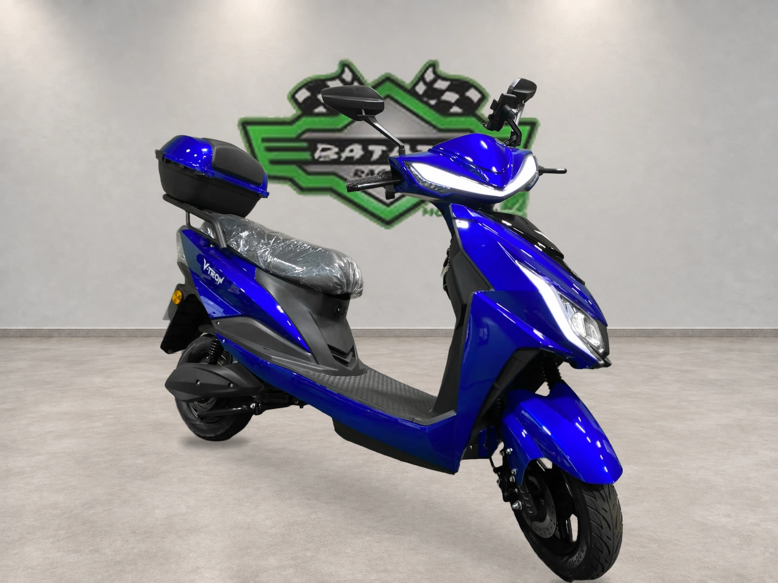 Scooter azul com baú — Vista direita