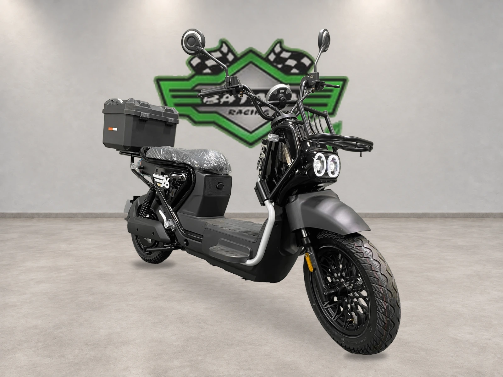 Scooter preta com baú e farol duplo — Vista direita