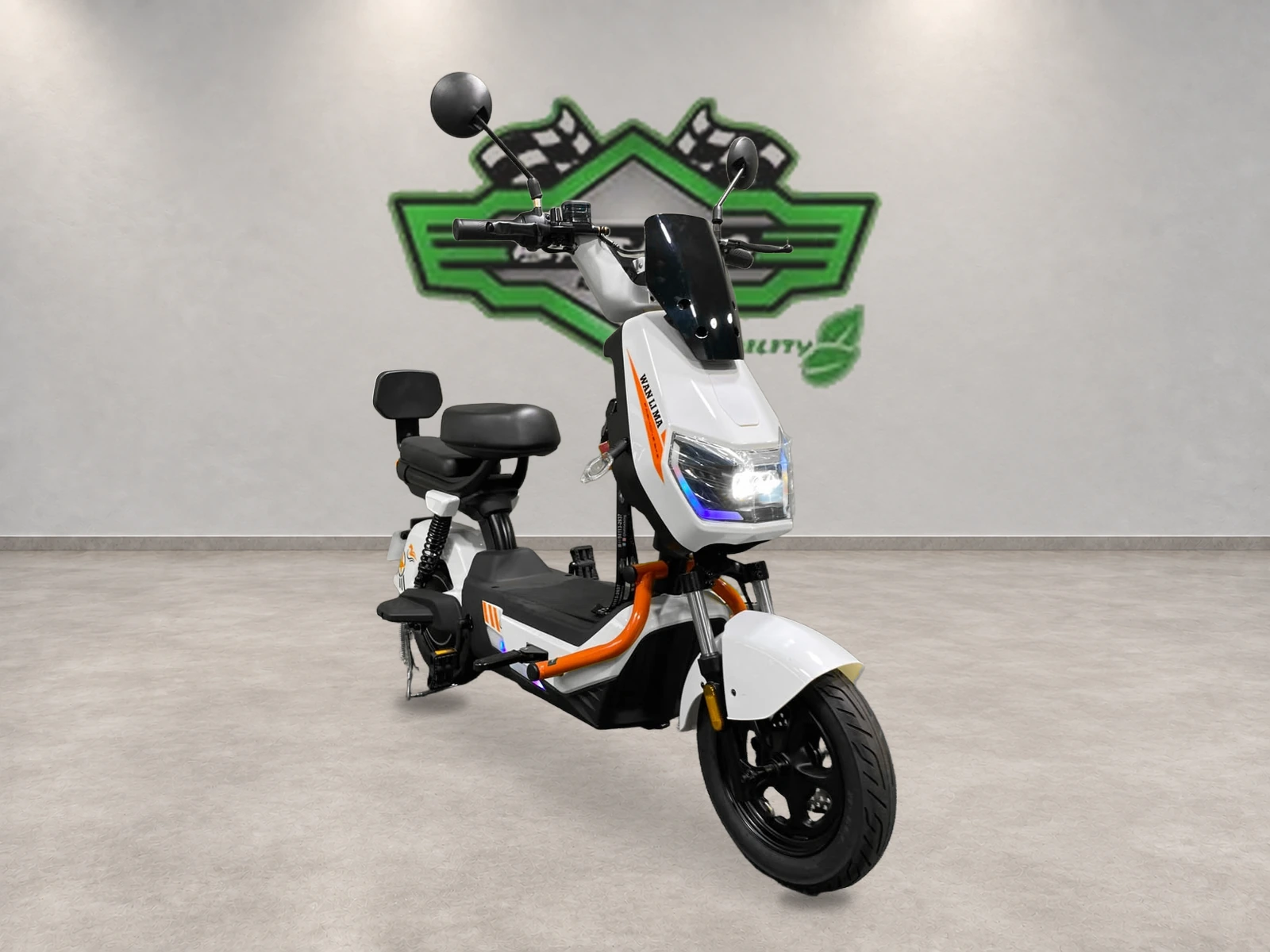 Scooter branca e laranja — Vista direita